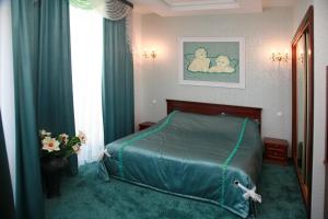 Postel nebo postele na pokoji v ubytování Optima Collection Park Hotel Ivano-Frankivsk
