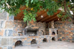 Apollonia Elounda View Villa في إيلوندا: فرن من الطوب الخارجي في جدار من الطوب