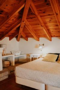 トレ・デル・マールにあるMares - Aticの木製の天井が特徴のベッドルーム1室(大型ベッド1台付)