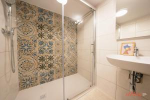 Bilik mandi di Seashore Stays - Stunning apartments right by the sea +35 gambar