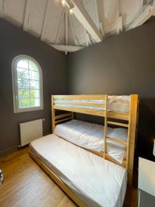 Двухъярусная кровать или двухъярусные кровати в номере DOMAINE DES PEYRIES - Chambres et table d'hôtes