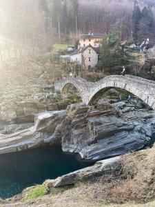 a large stone bridge over a body of water at Casa Roberto Corippo 