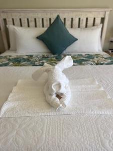 Ein Bett oder Betten in einem Zimmer der Unterkunft The Runway Lodge