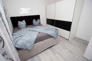 Tempat tidur dalam kamar di Apartment Maria Makarska