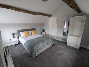 een slaapkamer met een bed en een dressoir bij 31 High Street - Modern & Stylish 2-bed Apartment - inc parking in Husbands Bosworth