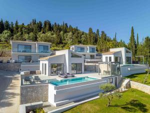 - une vue aérienne sur une maison avec une piscine dans l'établissement Dama Olga Villas, à Lygia