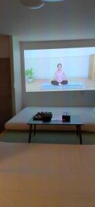 TV a/nebo společenská místnost v ubytování Hostel Belle Via Tokyo