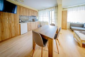 Η κουζίνα ή μικρή κουζίνα στο Stara Piekarnia - Studio Dworcowa +5 φωτογραφίες