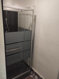 une armoire en verre avec un miroir dans la chambre dans l'établissement Best Price #B "LE SCHISTE" 7x room, à Lods