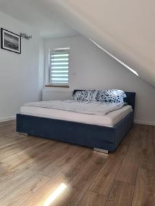 un lit dans une chambre avec un escalier dans l'établissement Apartament w sosnowym lesie, à Międzywodzie