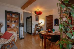 - un salon avec une table et un canapé dans l'établissement Appartement T3 70m2 lumineux proche de la gare, à Annecy