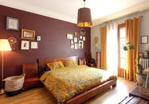 a bedroom with a bed and a wall with pictures at Appartement T3 70m2 lumineux proche de la gare in Annecy