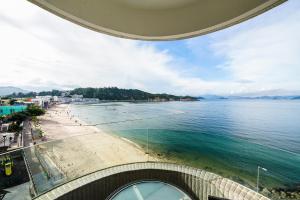 een uitzicht op het strand en de oceaan bij Warwick Hotel Cheung Chau in Hong Kong