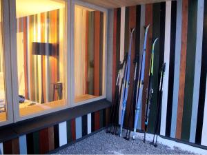 a group of skis are lined up against a wall at The White Alleys Holiday Park in Voronovo