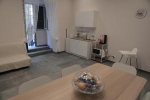 ein Wohnzimmer mit einem Tisch und einer Küche in der Unterkunft Casa vacanza Eliana in Neapel