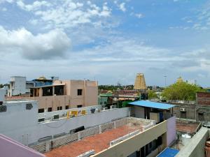 vistas a la ciudad desde el techo de un edificio en Hotel Duwaraka, en Rameswaram