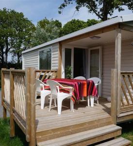 Balkón nebo terasa v ubytování CAMPING LES EMBRUNS 3*