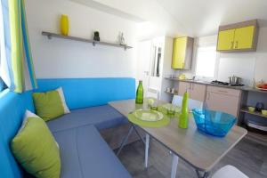 Kuchyň nebo kuchyňský kout v ubytování CAMPING LES EMBRUNS 3*