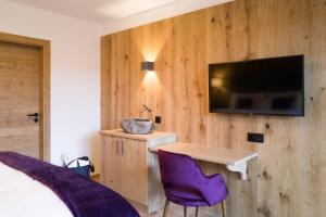 Telewizja i/lub zestaw kina domowego w obiekcie Boutiquehotel die Alpbacherin 4 Sterne Superior