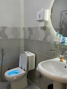 a bathroom with a toilet and a sink at شقة الفخامة in Sharīyah