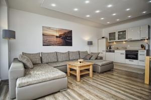 Dapur atau dapur kecil di Hafenresidenz FeWo 2-2 - Balkon, Meerblick
