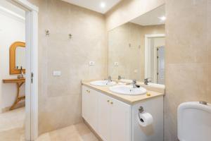 Kúpeľňa v ubytovaní EDEN RENTALS Duke Ocean Views with AC