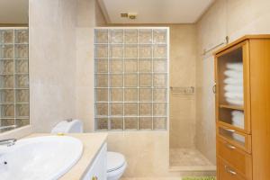 Kúpeľňa v ubytovaní EDEN RENTALS Duke Ocean Views with AC