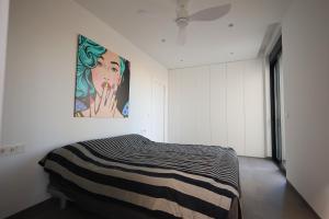 Łóżko lub łóżka w pokoju w obiekcie Deluxe VILLA LAVANDA Las Colinas DEHESA DE CAMPOAMOR with HEATED POOL