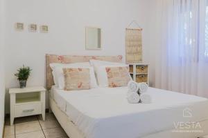 Posteľ alebo postele v izbe v ubytovaní Sea Breeze Apartments, beachfront location