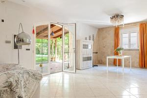 A kitchen or kitchenette at Villa Regno di Toscana