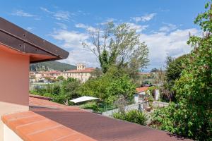 Aussicht vom Dach eines Hauses in der Unterkunft Villa Regno di Toscana in San Giuliano Terme