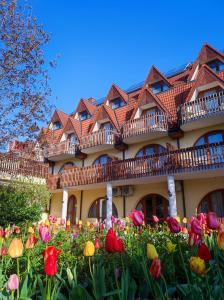 un gran edificio con flores delante en Ágnes Hotel, en Hévíz