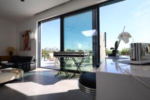 Balkon lub taras w obiekcie Deluxe VILLA LAVANDA Las Colinas DEHESA DE CAMPOAMOR with HEATED POOL