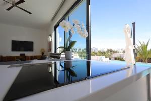 Basen w obiekcie Deluxe VILLA LAVANDA Las Colinas DEHESA DE CAMPOAMOR with HEATED POOL lub w pobliżu