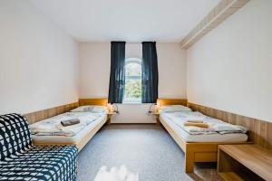 Zimmer mit 2 Betten und einem Sofa in der Unterkunft Motel Vega in Sezimovo Ústí