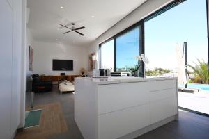 Telewizja i/lub zestaw kina domowego w obiekcie Deluxe VILLA LAVANDA Las Colinas DEHESA DE CAMPOAMOR with HEATED POOL