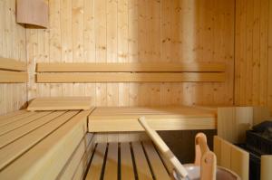 uma sauna de madeira com um banco de madeira em Hotel Cafe Fuggerhof em Oberstdorf