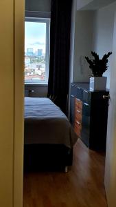 Schlafzimmer mit einem Bett und einem Fenster in der Unterkunft LUXURY APARTMENT VBLOKU in Prag