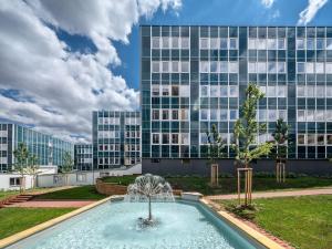 una fuente frente a un edificio alto en LUXURY APARTMENT VBLOKU, en Praga