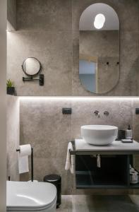 y baño con lavabo y espejo. en Charming stay in Roma - Luxury Holiday Apartment, en Roma