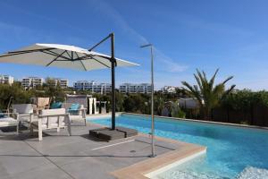 Basen w obiekcie Deluxe VILLA LAVANDA Las Colinas DEHESA DE CAMPOAMOR with HEATED POOL lub w pobliżu