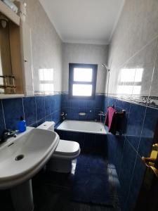 a bathroom with a tub and a toilet and a sink at Mi Piriposa in Valverde +9 photos