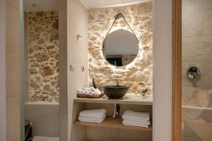 uma casa de banho com um lavatório e um espelho em Alonion Apartments em Yerakianá