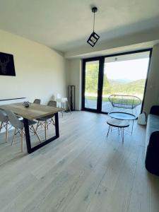 a living room with a table and chairs and a couch at Apartmán Domenica 103 in Frischwinkel