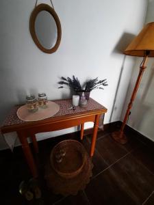 een tafel met twee glazen en een spiegel erop bij Mi Piriposa in Valverde