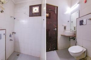 y baño con aseo y lavamanos. en FabExpress JDM Residency, en Gurgaon