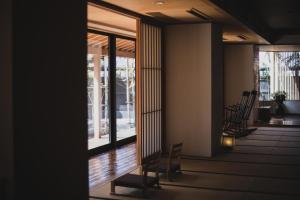諏訪市にある寛ぎの諏訪の湯宿　萃sui‐諏訪湖の建物内の廊下