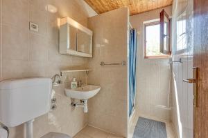 łazienka z umywalką, toaletą i prysznicem w obiekcie Apartments Kiki Spada w Poreču +37 zdjęć