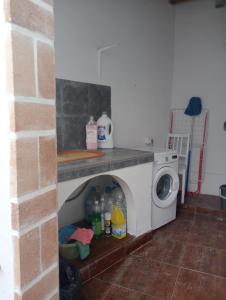 巴爾韋德的住宿－Mi Piriposa，厨房配有洗衣机和洗衣机。