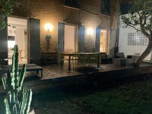 Vonkajšia záhrada v ubytovaní Cannes - L'Oustaou